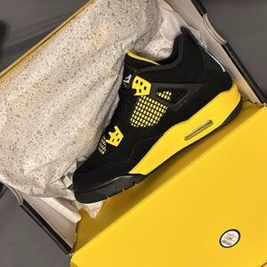 Air jordans Retro 4s " Thunders " 2023